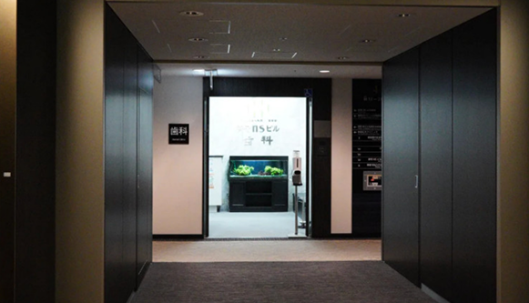 新宿NSビル歯科の外観